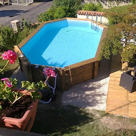 Couette-café Manoir Le Cristal , piscine et chambres fraiches , réduction 30 pcent Futuroscope Beaumont (Vienne)